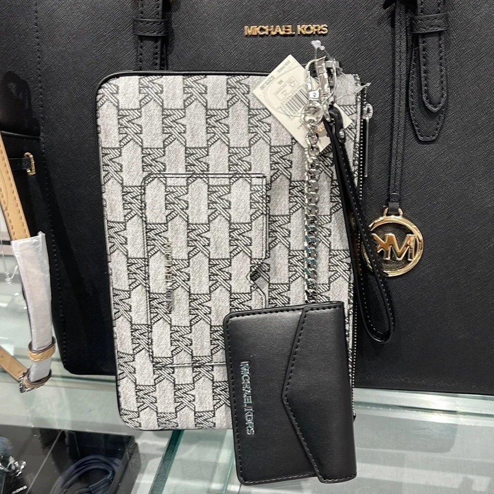 MICHAEL KORS JET SET ITEM LG 2 in 1 CARD CASE & WRISTLET
Black
NWT - Picture 11 of 16